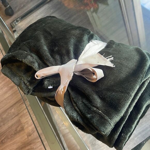 Luxurious Green Throw Blanket - Picture 2 of 2